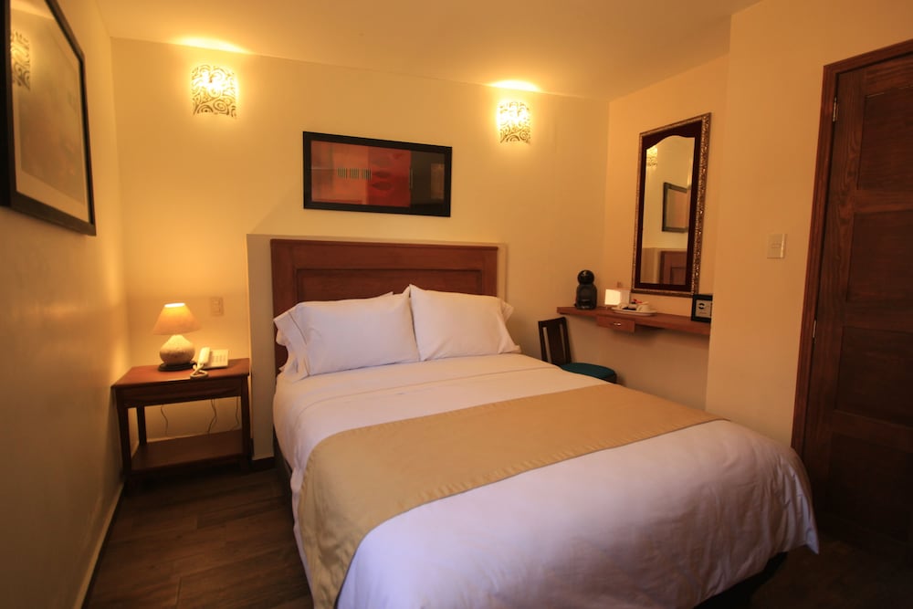 Standard Room, 1 Queen Bed photo 3