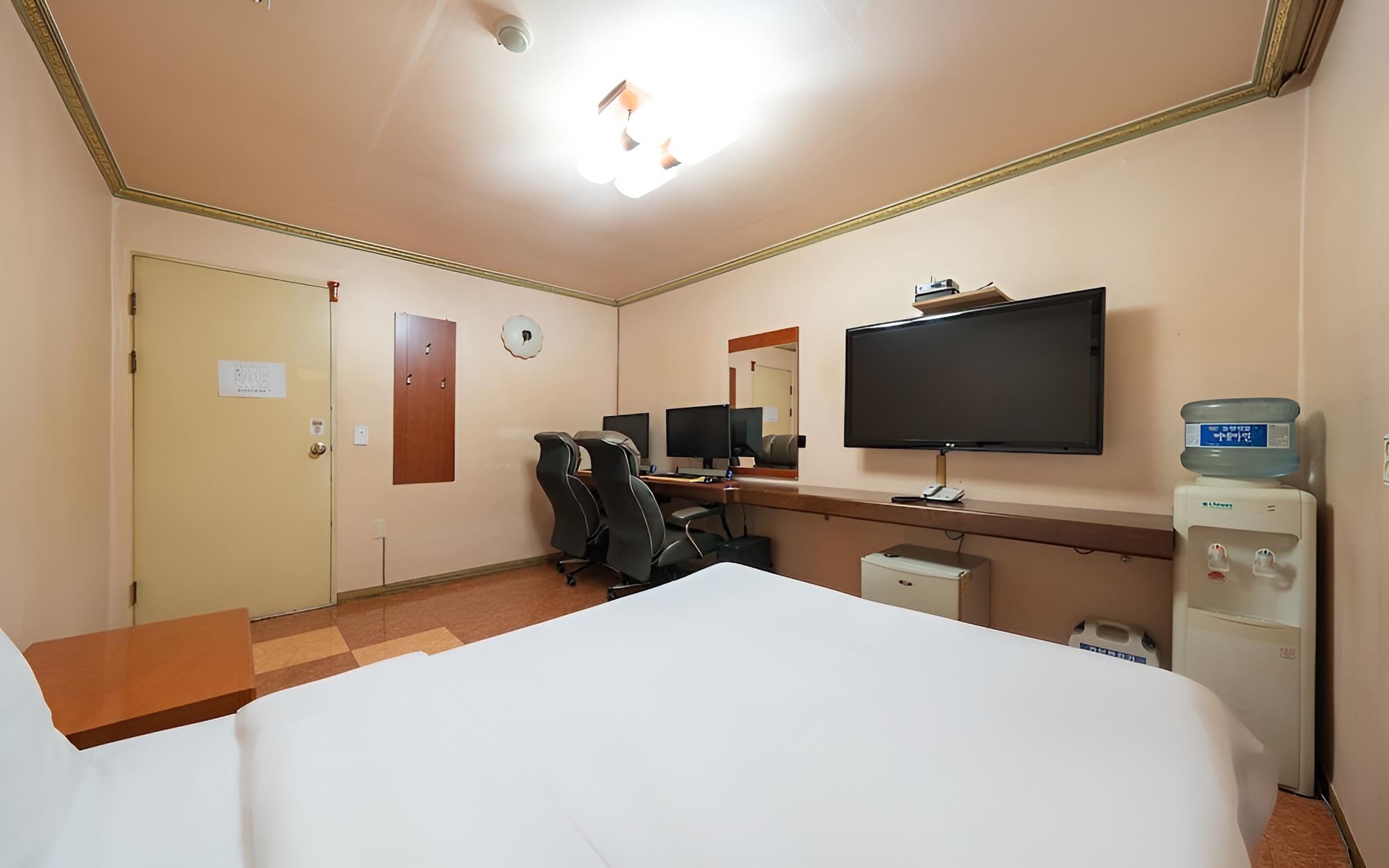 Room (Strongest Couple PC Premium (i7 RTX20)