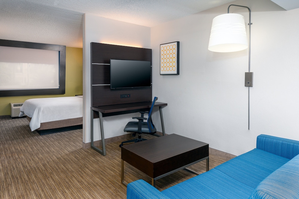 Suite, 1 King Bed with Sofa bed (Addl Living Area) photo 3