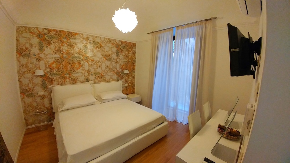 Deluxe Suite, 1 King Bed with Sofa bed, City View