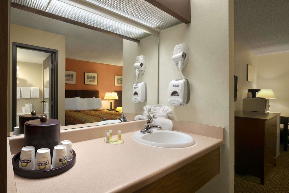 Standard Room, 1 Queen Bed - Photo 6