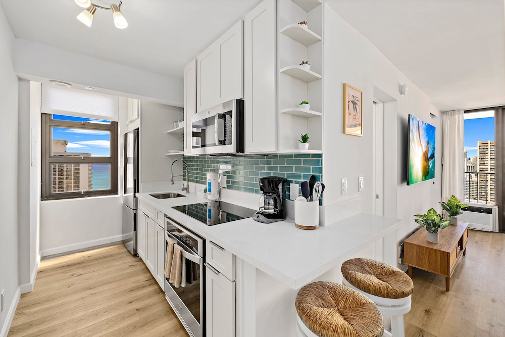 Premium Remodeled Condo with Ocean View and Parking: Premium Suite, 1 King Bed with Sofa bed, Air conditioning, Ocean View (0132) photo