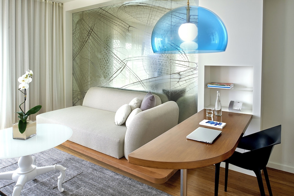 Deluxe Suite, 1 King Bed (Studio) photo 2