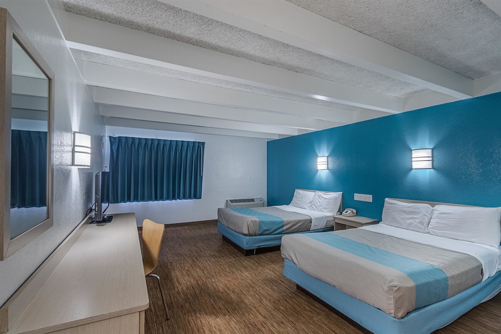 Standard Room, 2 Double Beds, Accessible, Non Smoking photo 2