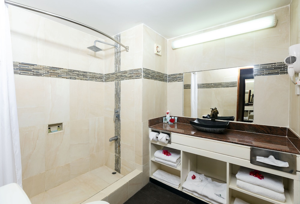 Deluxe Room, 1 King Bed, Ocean View - Photo 4