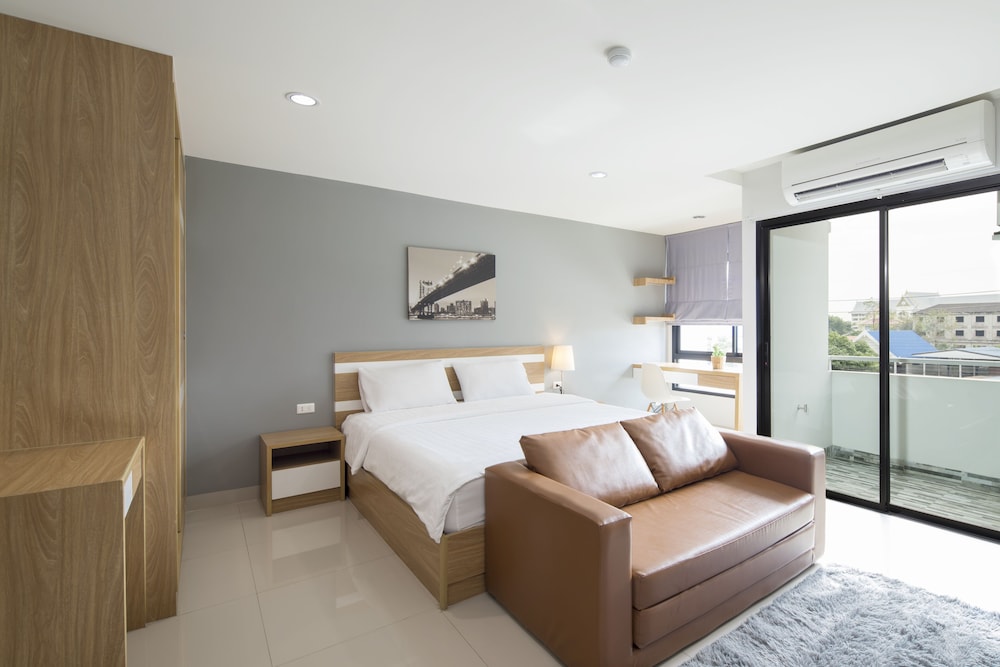 Deluxe Room, 1 King Bed photo 2