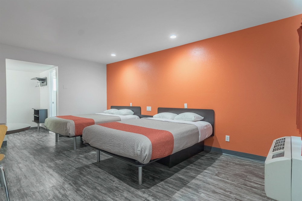 Deluxe Room, 2 Queen Beds, Non Smoking, Refrigerator & Microwave photo 1