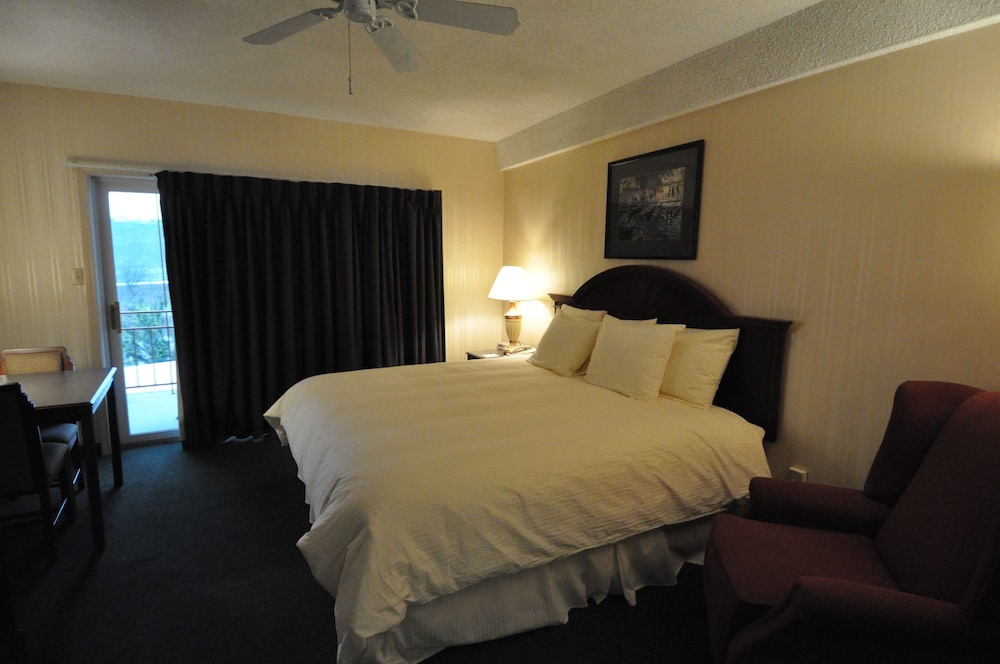 Room, 1 King Bed, Panoramic River View (Private Balcony)