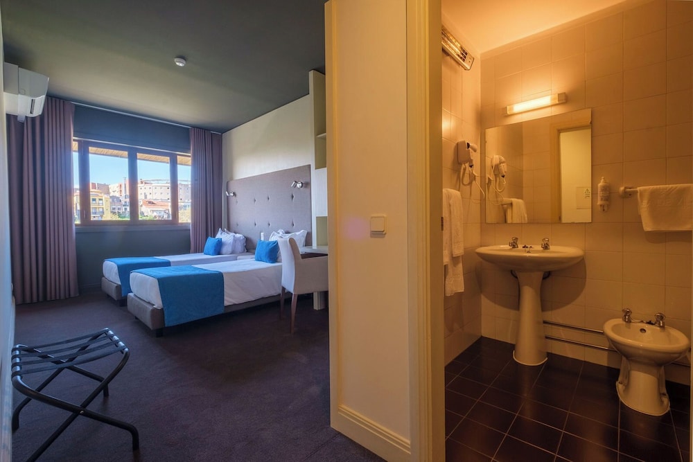 Premium Twin Room - Photo 15