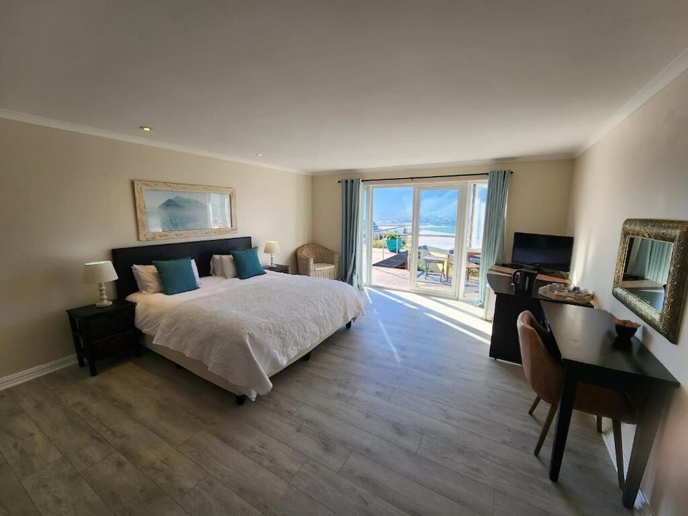 Deluxe Double Room, 1 King Bed, Balcony, Sea Facing photo 3