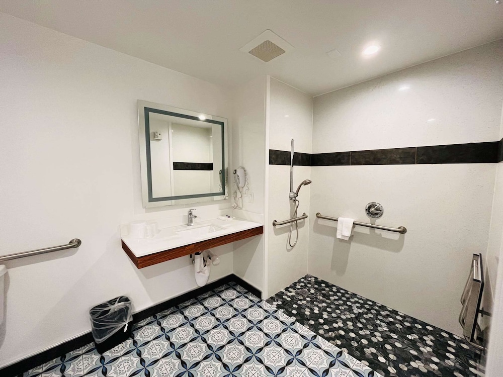 Deluxe Room, 1 King Bed, Accessible, Non Smoking - Photo 2
