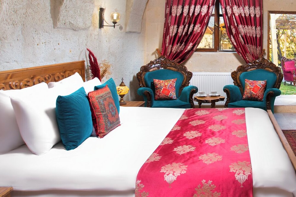 Deluxe Suite with Pool - Photo 6