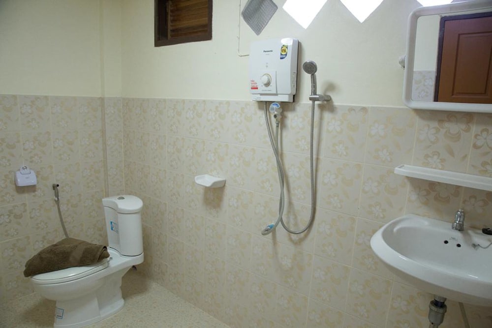 Family Room With Shared Bathroom photo 2