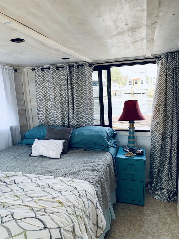 Houseboat (Livin' on the Edge) , 1 Bedroom with Sleeper Sofa, Kitchen (Stays Docked) photo 1