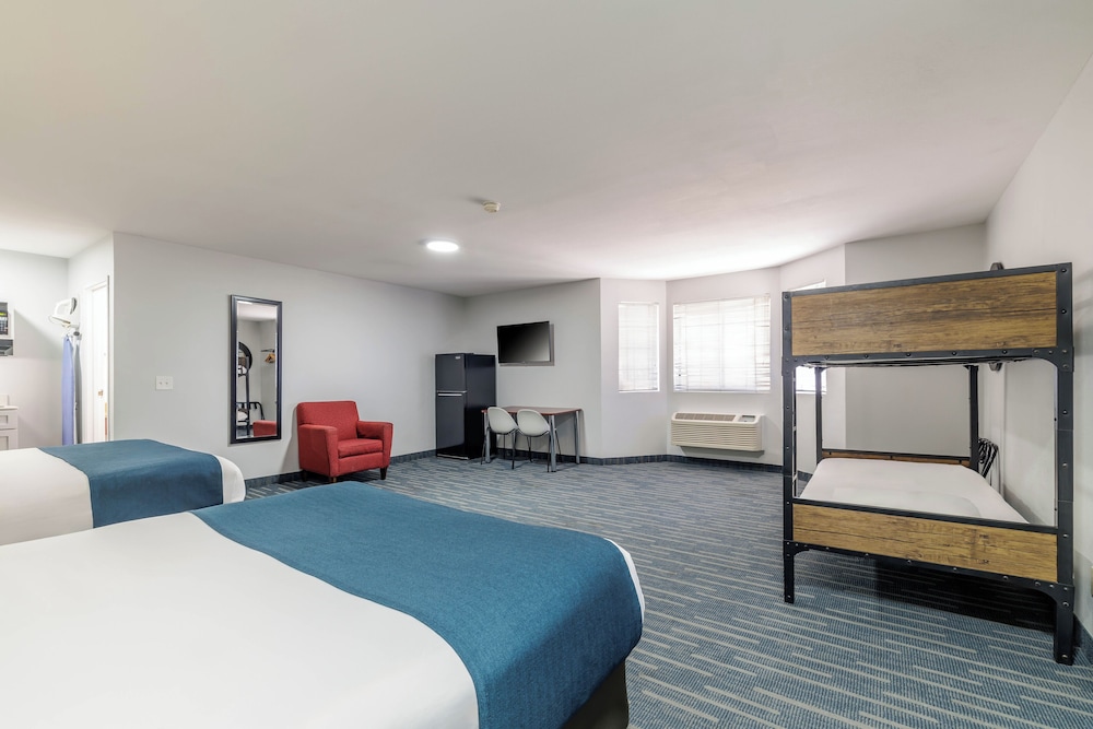Suite, Multiple Beds, Non Smoking (Efficiency) - Photo 1
