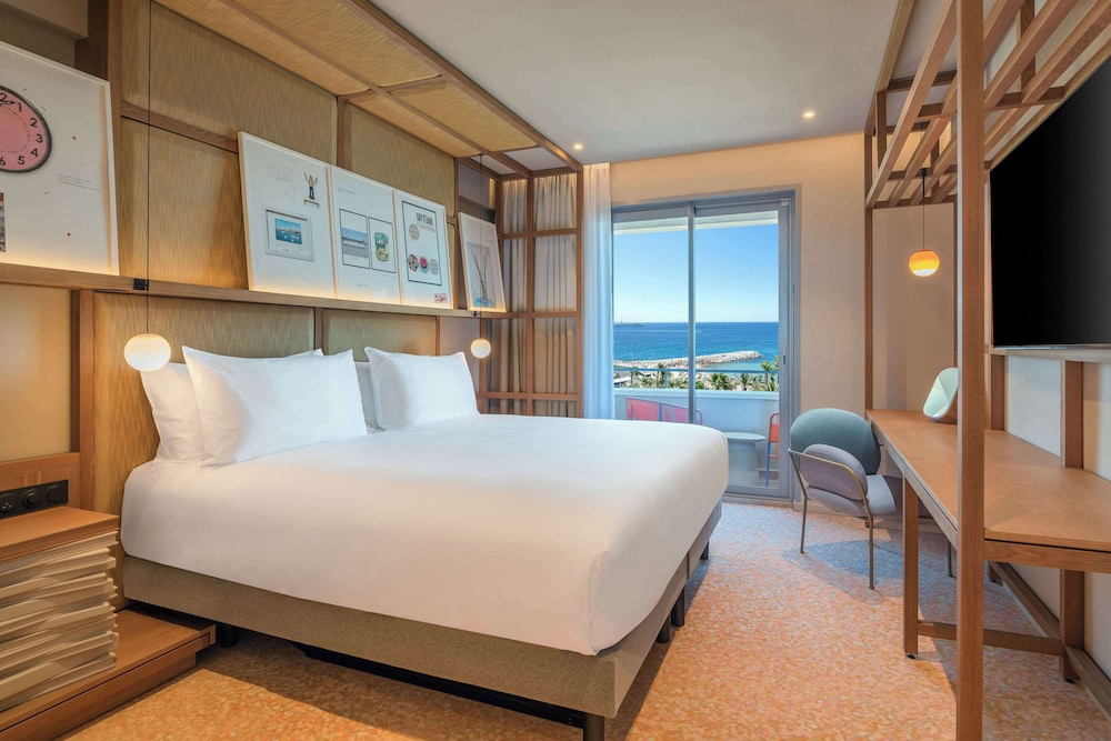 Deluxe Room, 1 King Bed, Sea View - Photo 3