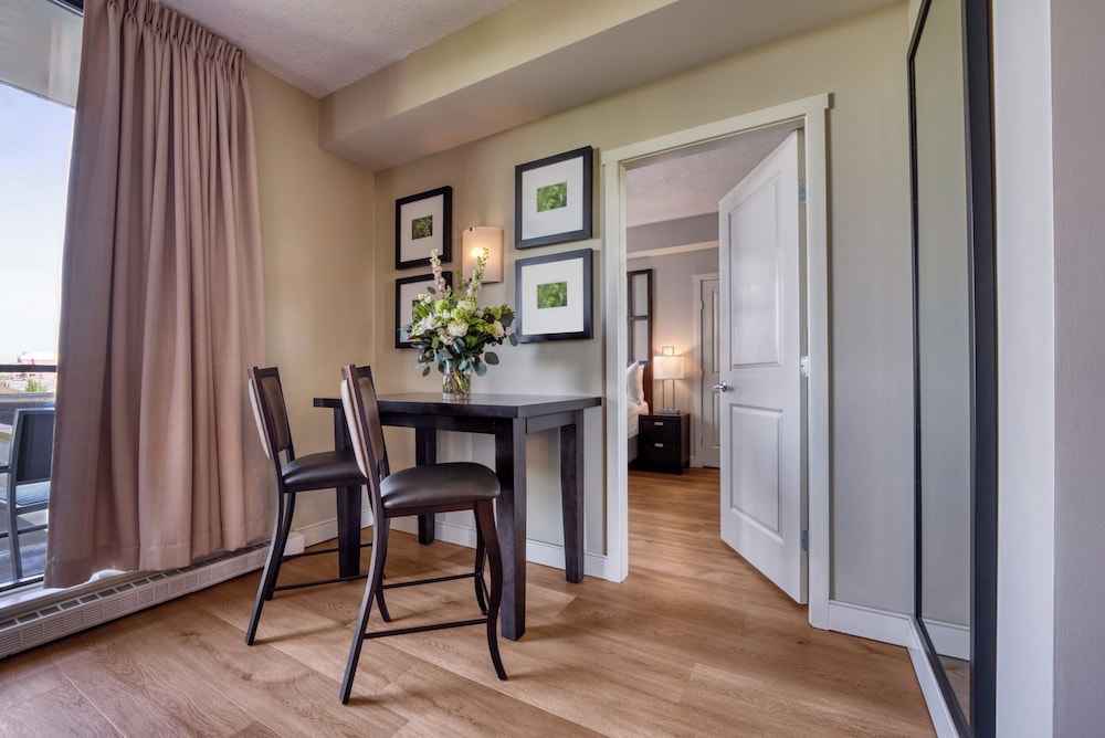 Suite, 2 Bedrooms - Photo 13