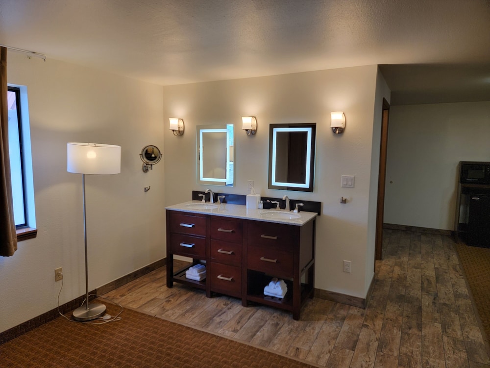 Suite, Multiple Beds, Non Smoking, Microwave - Photo 4
