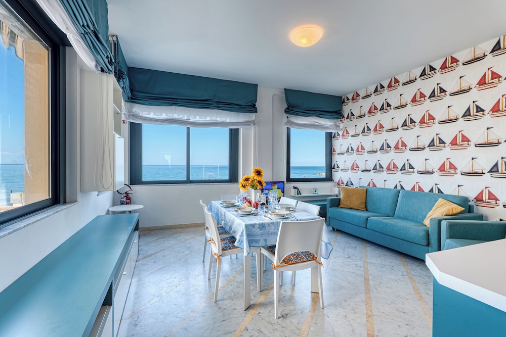 Family Apartment, Multiple Bedrooms, 2 Bathrooms, Sea Facing (Front Beach Magic Sea - 20m From The) photo 1