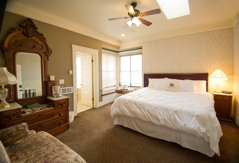 Traditional Room, 1 King Bed, Non Smoking (Jenny)
