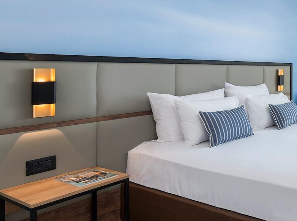Room, Pool View