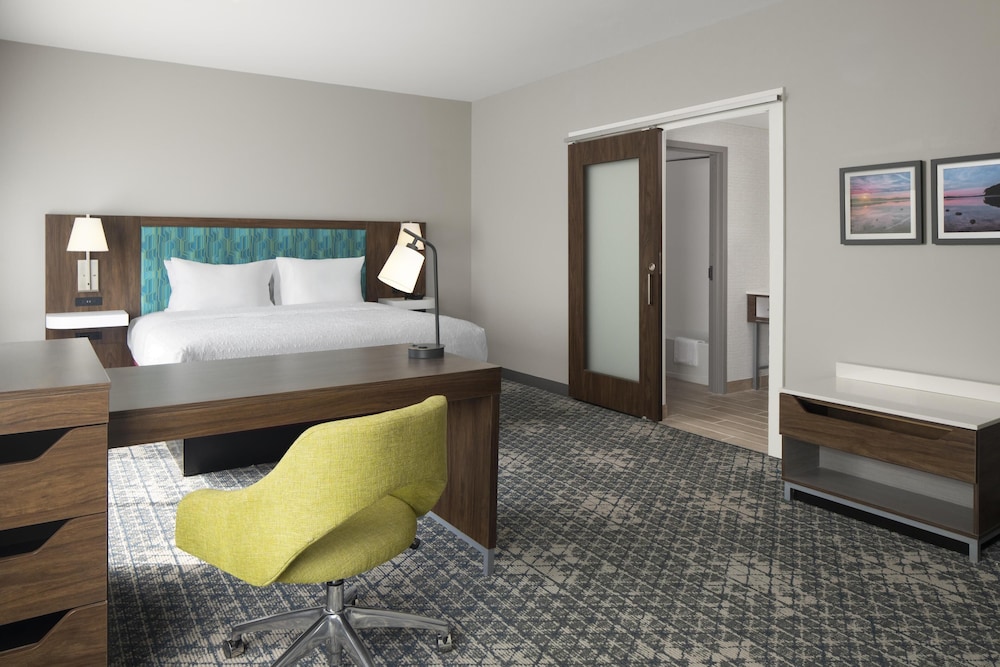 Studio, 1 King Bed, Accessible (Mobility & Hearing, Roll-In Shower) photo 2
