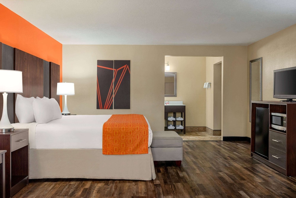 Deluxe Studio Suite, 1 King Bed, Non Smoking - Photo 2
