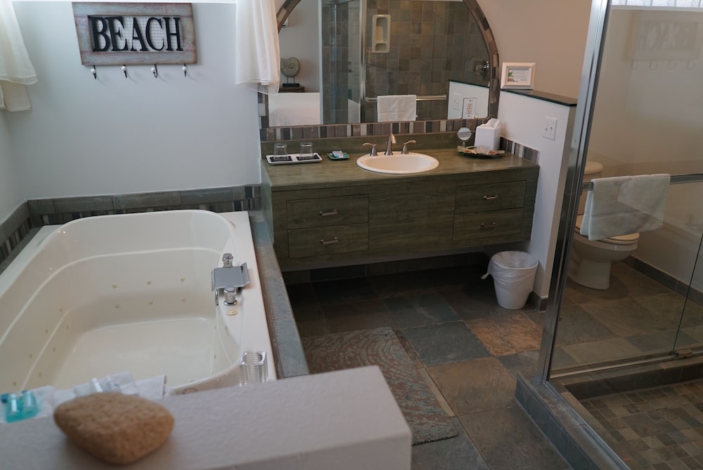 Standard Room, 1 King Bed, Non Smoking, Jetted Tub (Serenity) photo 3