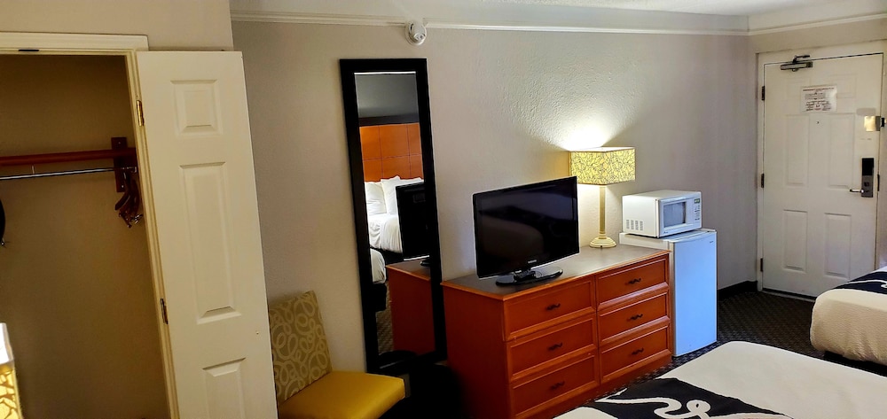 Room, 1 King Bed, Accessible, Non Smoking (Mobility) - Photo 2