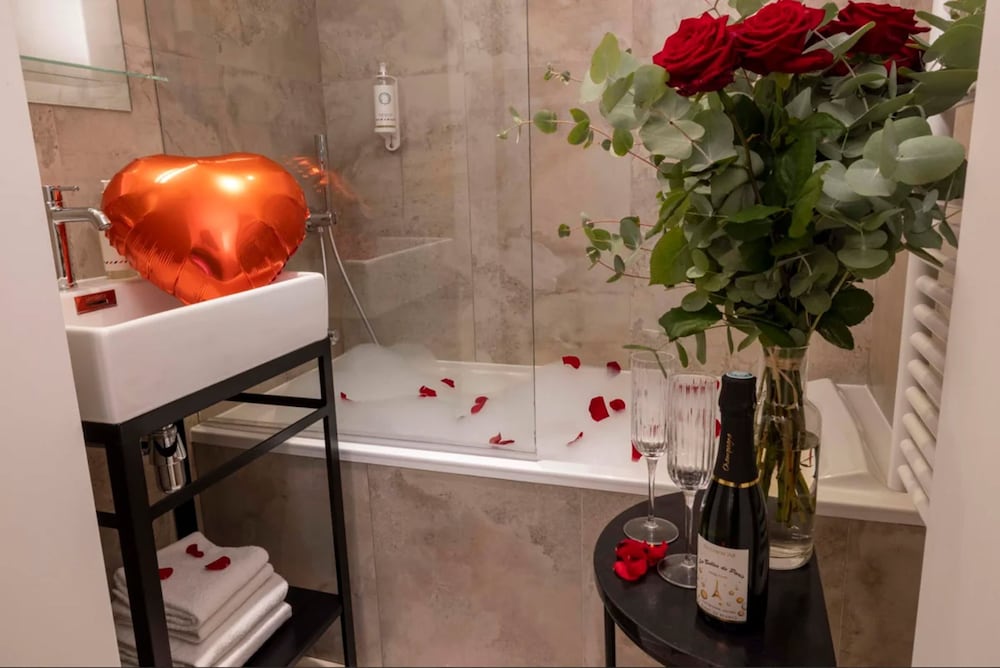 Prestige Quadruple Suite with bath and street side