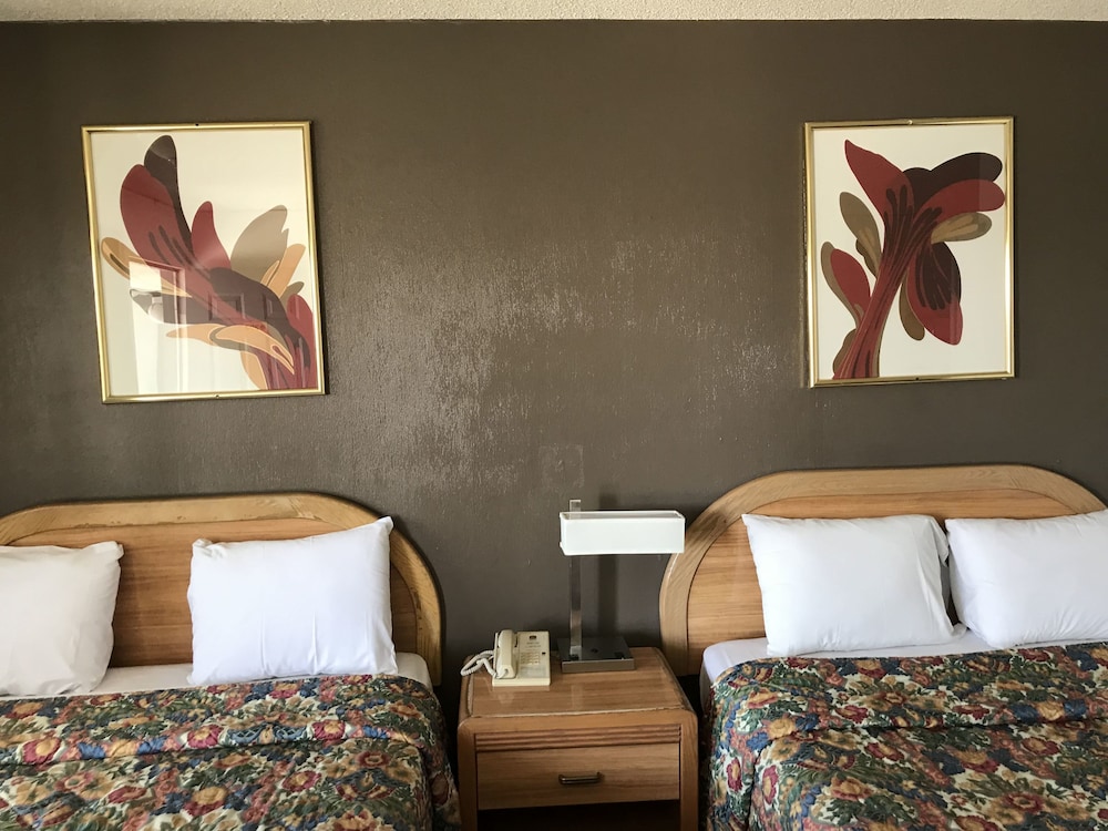 Economy Triple Room photo 3