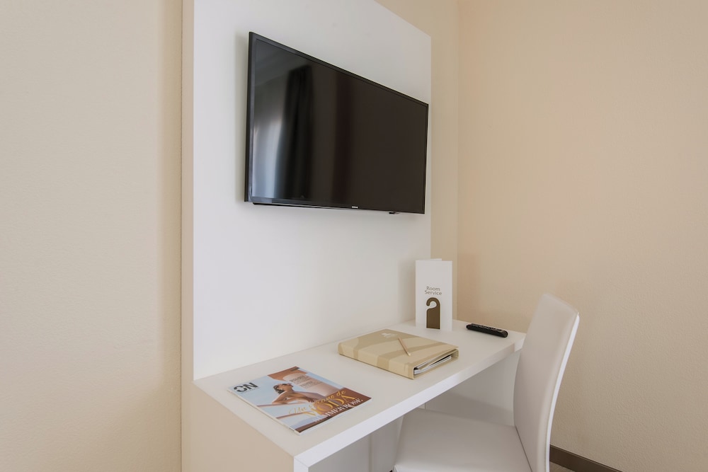 Classic Double Room (2 Adults) - Photo 2