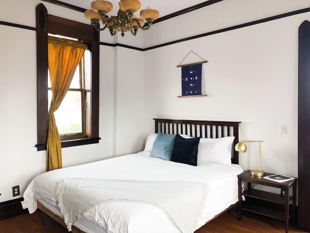 Panoramic Room, 1 King Bed, Jetted Tub, City View (Not Pet Friendly)