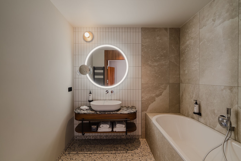 Executive Suite - Photo 10