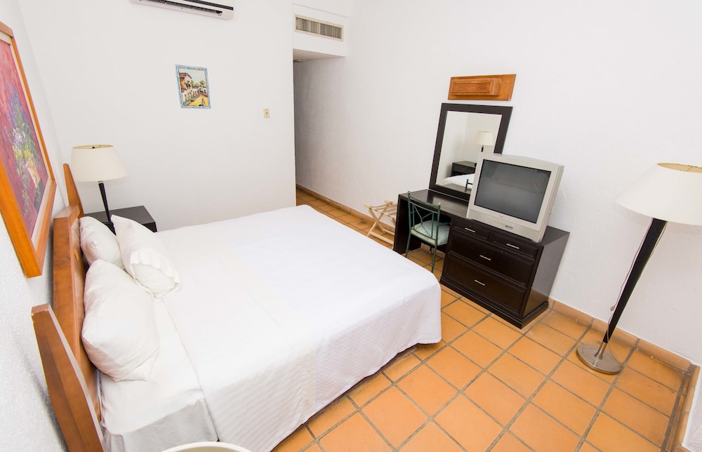 Standard Room, 1 King Bed photo 3