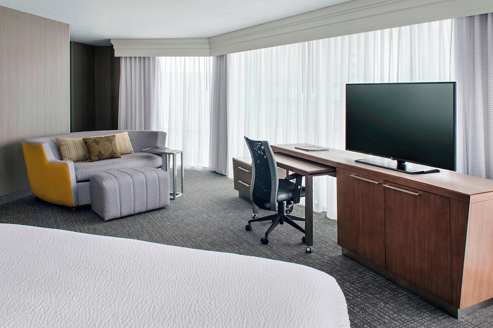 Room, 1 King Bed with Sofa bed, City View, Corner - Photo 4