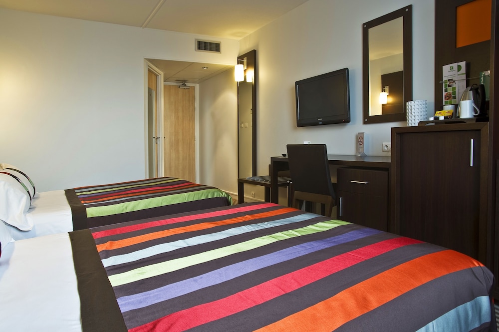 Standard Room, 2 Double Beds, City View - Photo 2