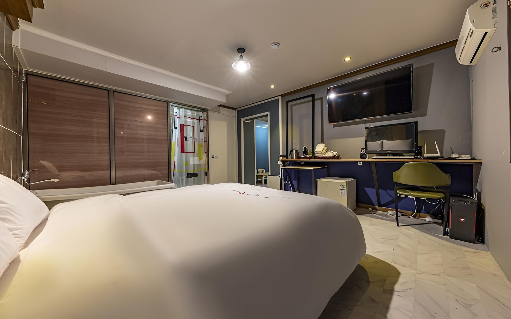 Room (Two Bedroom - Family Only (Double Bed) photo 3