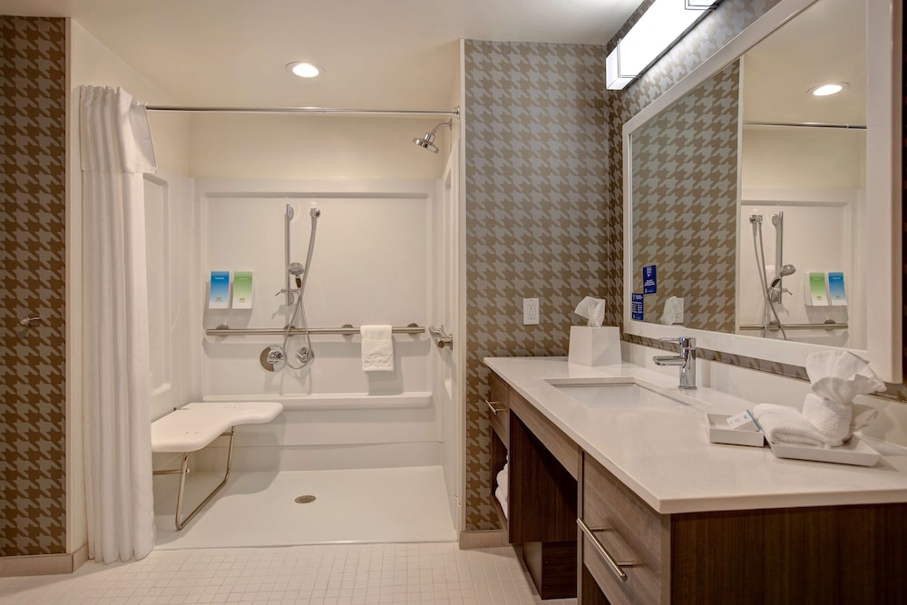 Suite, 1 King Bed, Accessible (Mobility & Hearing, Roll-in Shower) - Photo 4