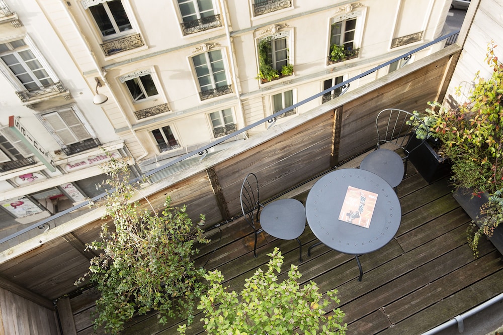Classic Room, 1 Queen Bed, Balcony photo 3