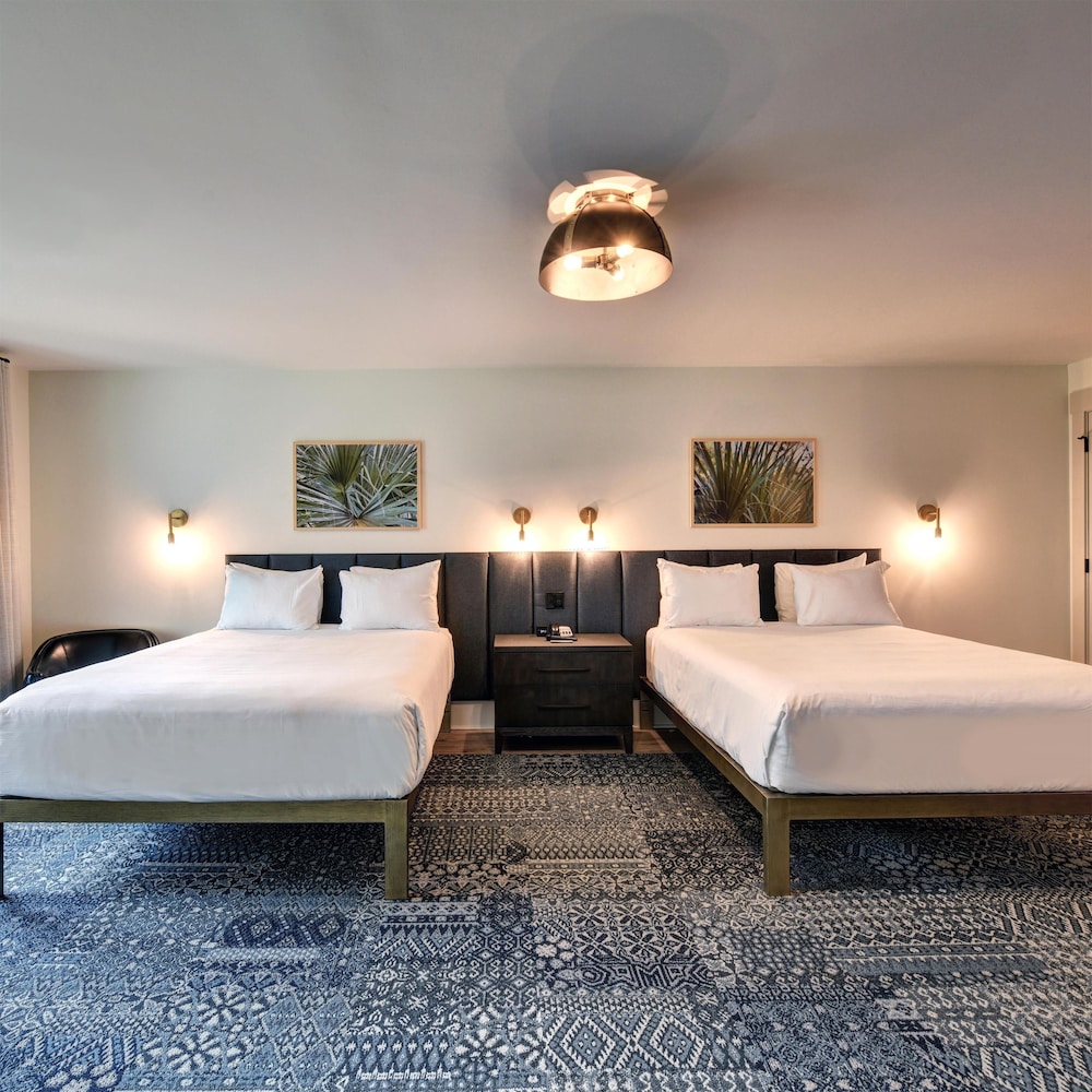 Standard Room, 2 Queen Beds - Photo 6