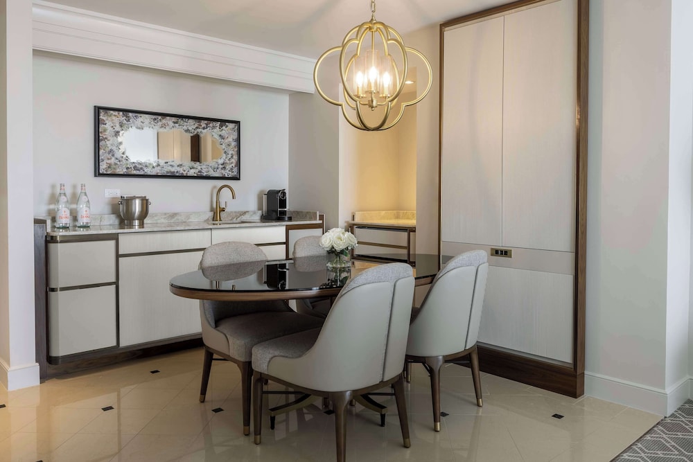 Deluxe Suite, 1 King Bed, Accessible (Roll-In Shower)