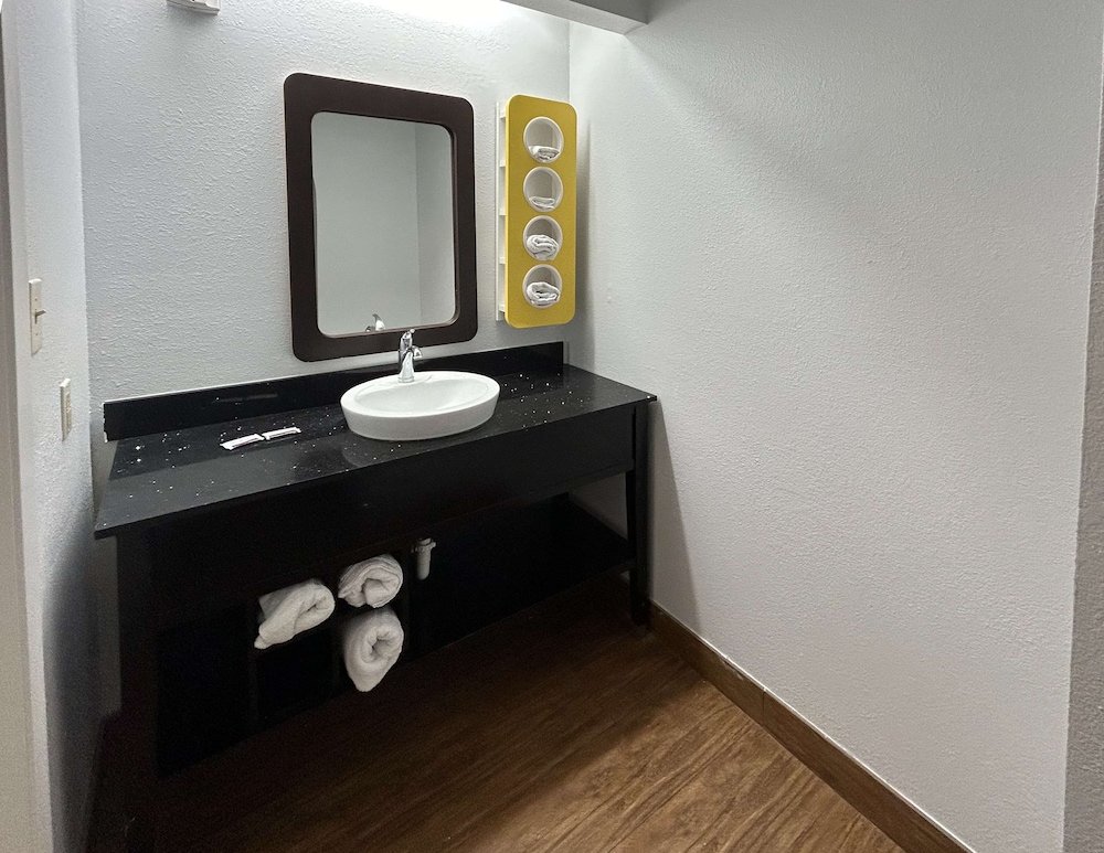 Deluxe Room, 1 King Bed, Accessible, Non Smoking - Photo 7