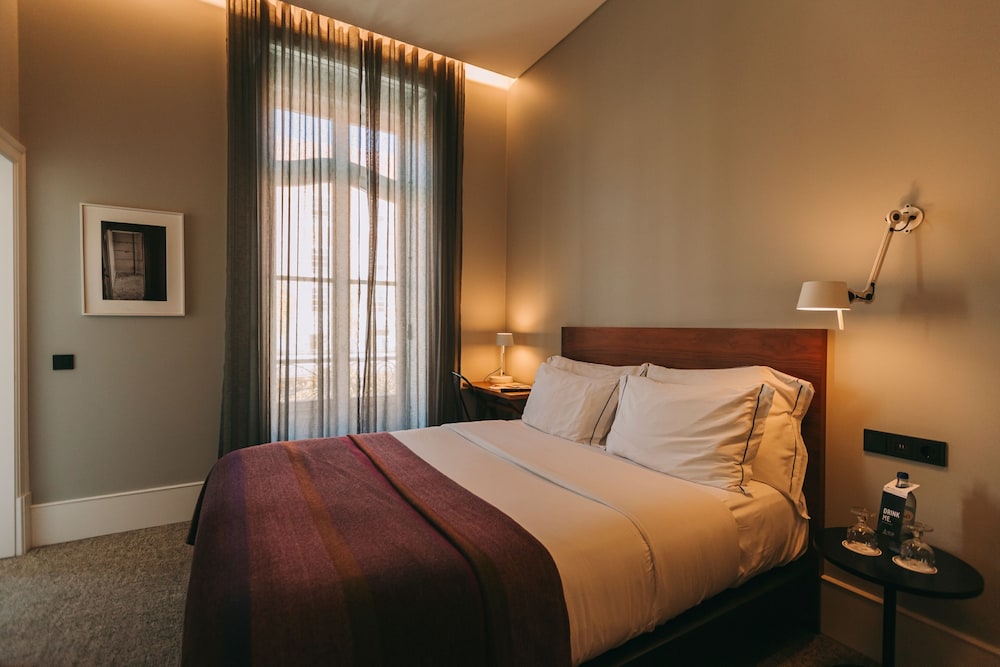 Double Room (Square)