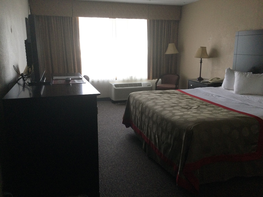 Room, 1 King Bed, Non Smoking (Exterior View First Floor) photo 3