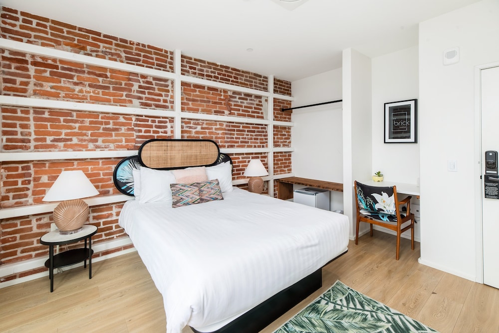 Room, 1 Queen Bed, Balcony, City View (Room 305) photo 1