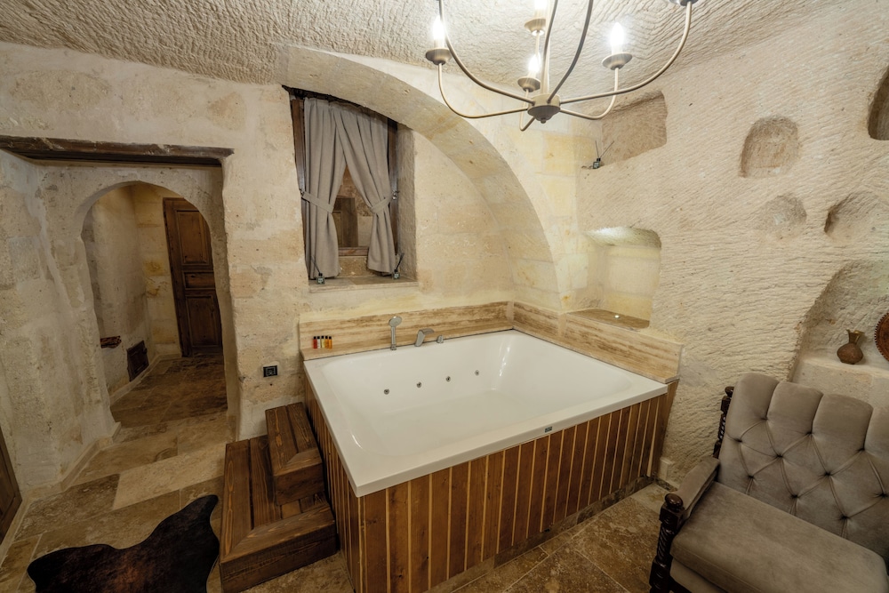 Superior Double Room, 1 King Bed, Hot Tub, Courtyard View photo 2
