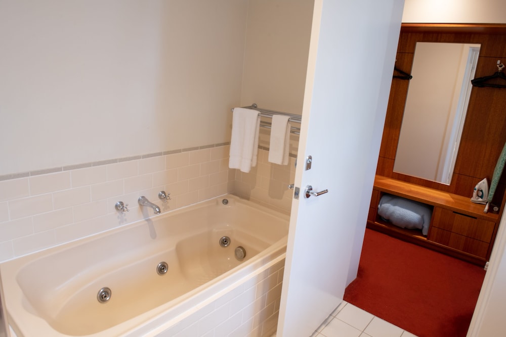 Deluxe Suite with Spa Bath photo 3