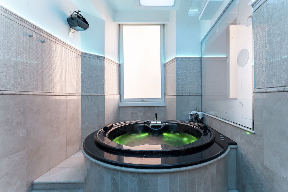 Junior Suite, Hot Tub thumbnail 5
