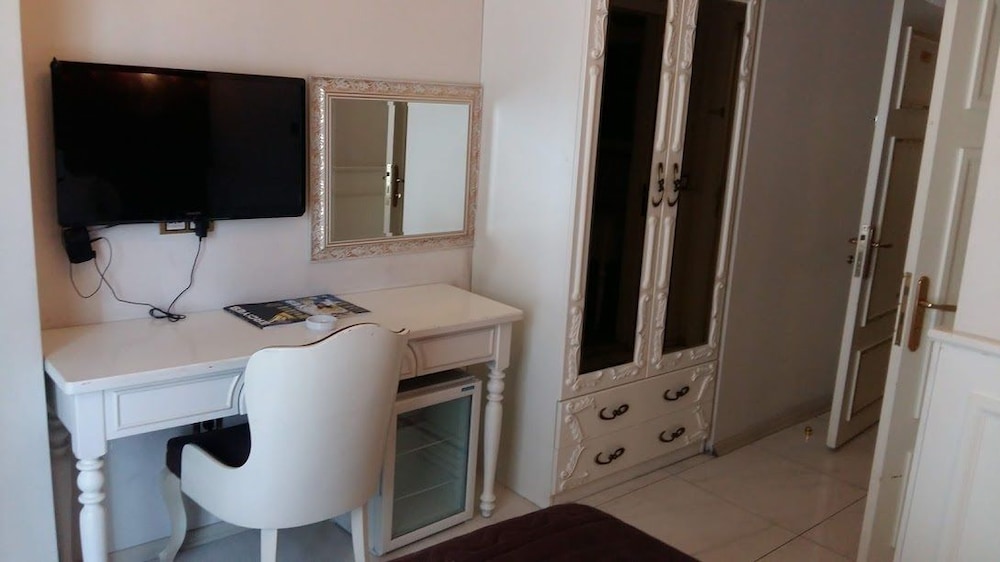 Basic Twin Room, Smoking photo 3